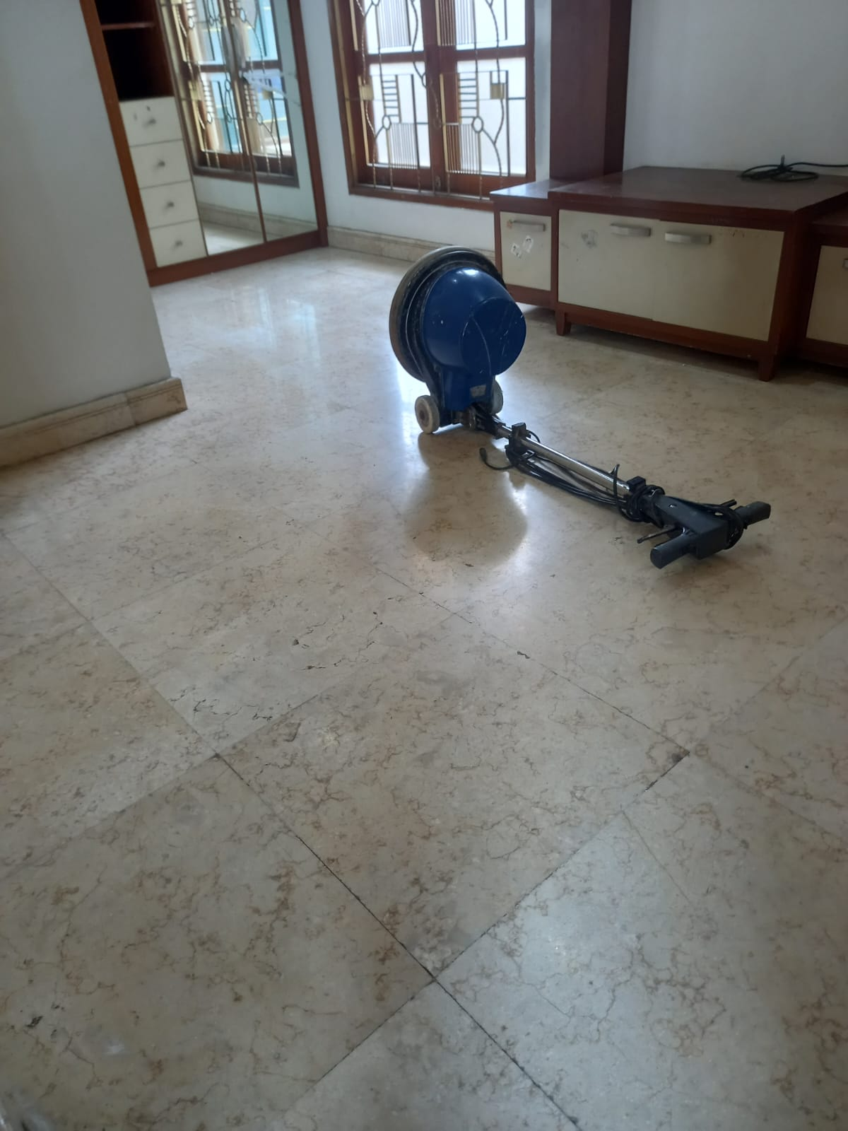 Vacuum cleaning interior sebagai ilustrasi general cleaning