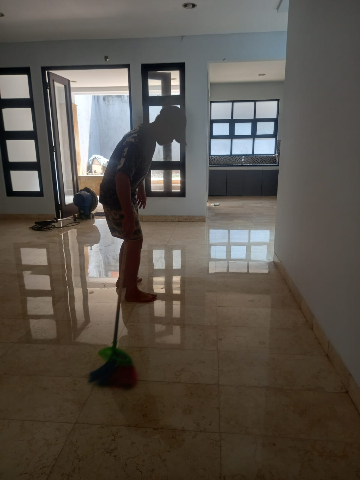 Lantai marmer mengkilap pada interior properti sebagai visual poles lantai Athalla Clean Solution